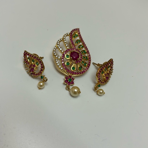 Jewelry - Indian jewlry Earrings and pendant set, gold pink green stone pearl. NWOT